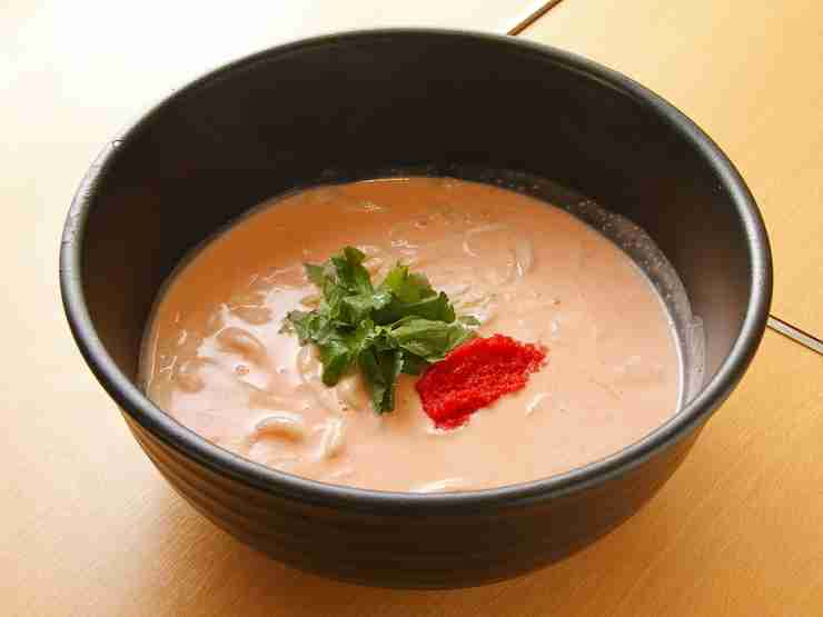かき氷をのせた夏限定うどん!つるとんたん・氷冷だしのおうどん