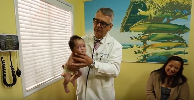海外「この小児科医が教える赤ちゃんを泣きやませる方法が凄い」 | World Action