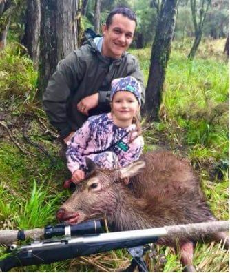 【閲覧注意】8歳の女の子、狩で仕留めた鹿の心臓を丸かじり!?その写真を父親がFacebookに投下し大炎上