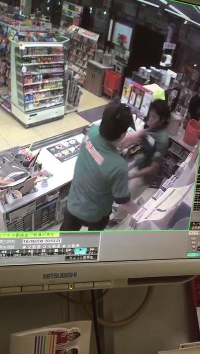 セブンイレブンのバイトがレジで店長から暴行を受ける映像を公開し告発　胸ぐらや髪を掴み顔を殴る | ゴゴ通信