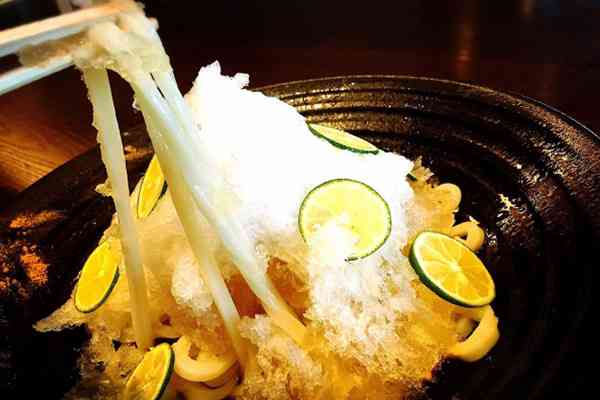 かき氷をのせた夏限定うどん!つるとんたん・氷冷だしのおうどん
