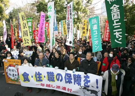 「生活苦しいヤツは声あげろ」貧困たたき　新宿で緊急抗議デモ　作家の雨宮処凛さんらも