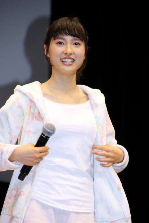土屋太鳳　水色の花柄浴衣で華やかに　理想のデートを語る
