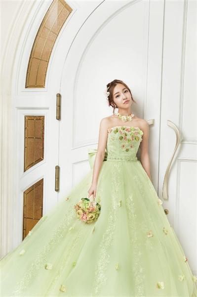 板野友美がウエディングドレスをプロデュース 自身の結婚観は…