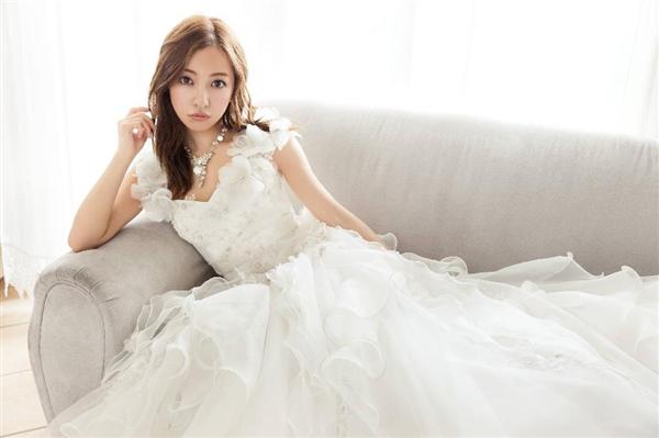 板野友美がウエディングドレスをプロデュース 自身の結婚観は…