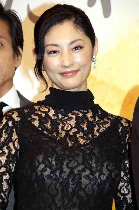 常盤貴子：全身黒のシースルー＆レースワンピ姿でセクシーに