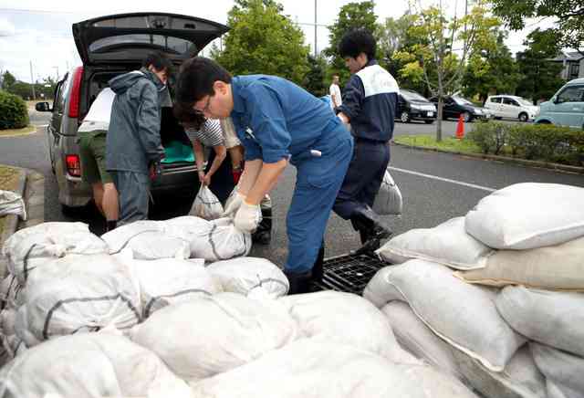 台風10号、朝にも関東接近　東北に記録的大雨の恐れ