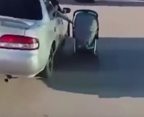 車の中からベビーカー押す母親が炎上