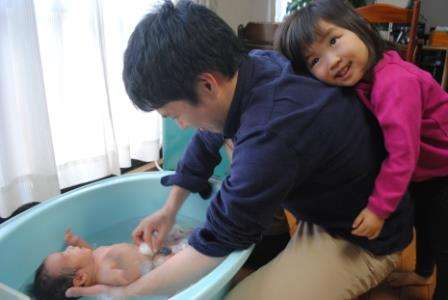 愛娘を抱っこ！水嶋ヒロのイクメンぶりがステキすぎる
