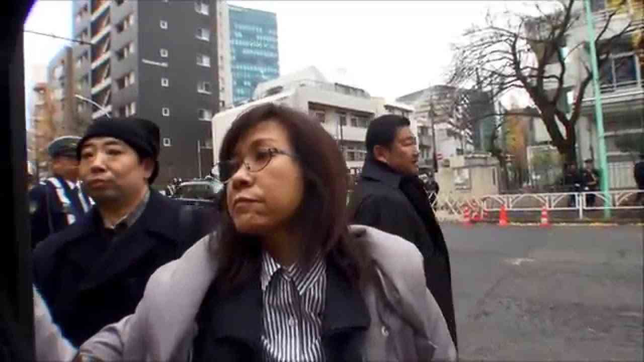 桜井誠氏vs香山リカ【日侵会】反天連カウンター街宣in原宿2015/12/23 - YouTube