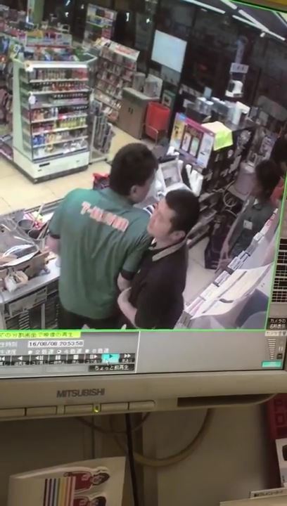 セブンイレブンのバイトがレジで店長から暴行を受ける映像を公開し告発　胸ぐらや髪を掴み顔を殴る