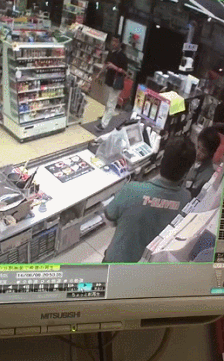 セブンイレブンのバイトがレジで店長から暴行を受ける映像を公開し告発　胸ぐらや髪を掴み顔を殴る