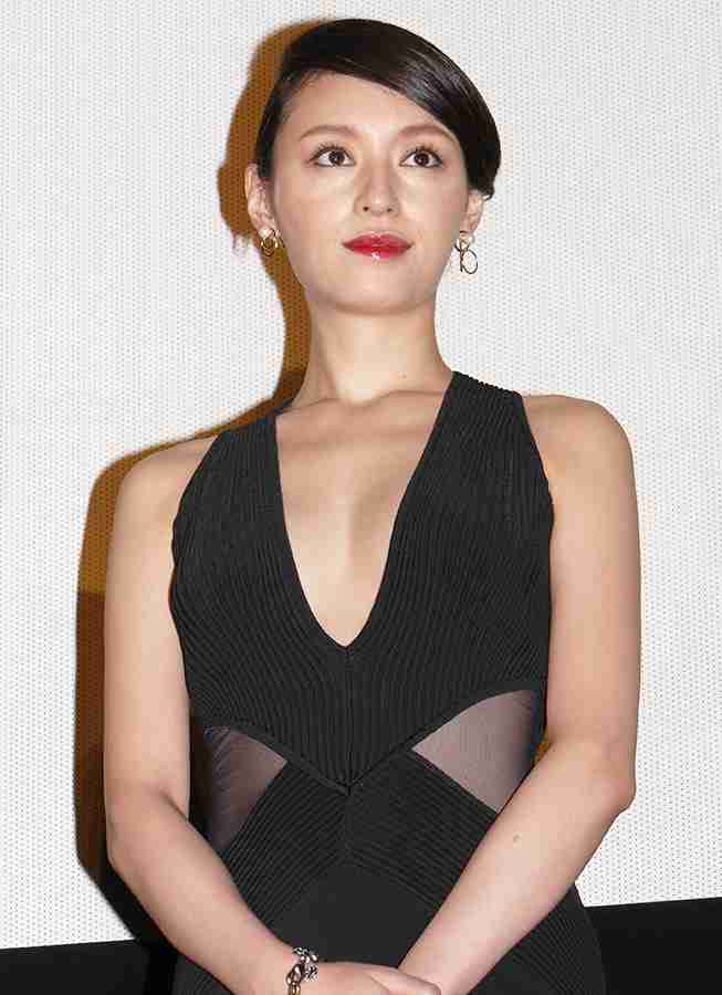 常盤貴子：全身黒のシースルー＆レースワンピ姿でセクシーに