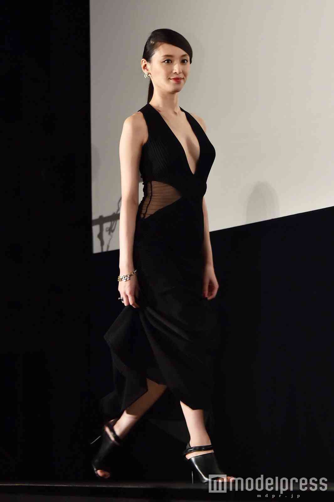 常盤貴子：全身黒のシースルー＆レースワンピ姿でセクシーに
