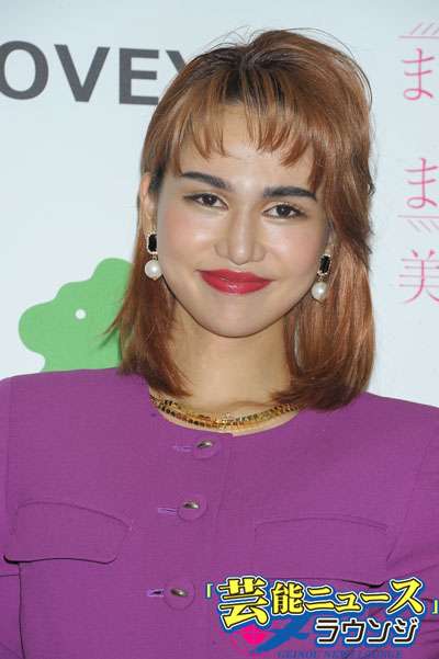 水沢アリー、ミニスカ美脚で視線独占 ファンサービスに黄色い声援