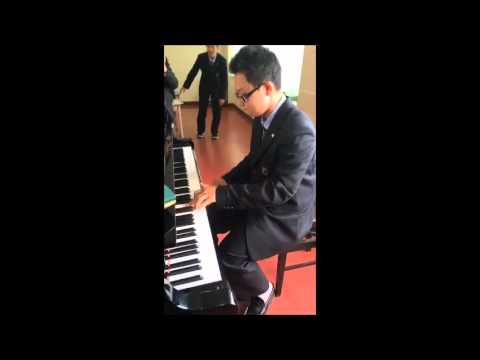 【twitterで話題】女子高生大騒ぎ！クラス男子に天才ピアニストが！凄いギャップ！　Genius pianist in the class mate - YouTube