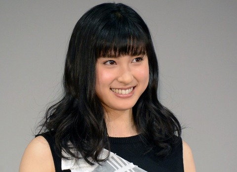 土屋太鳳　水色の花柄浴衣で華やかに　理想のデートを語る