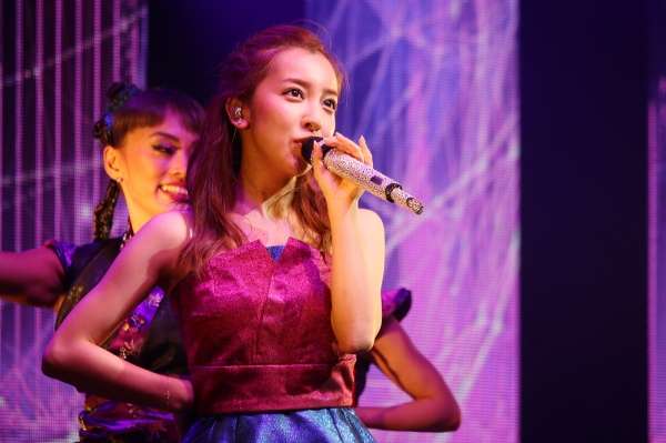 板野友美、妖艶着物＆SEXYドレスでアジアツアー完走　サプライズ発表も - モデルプレス