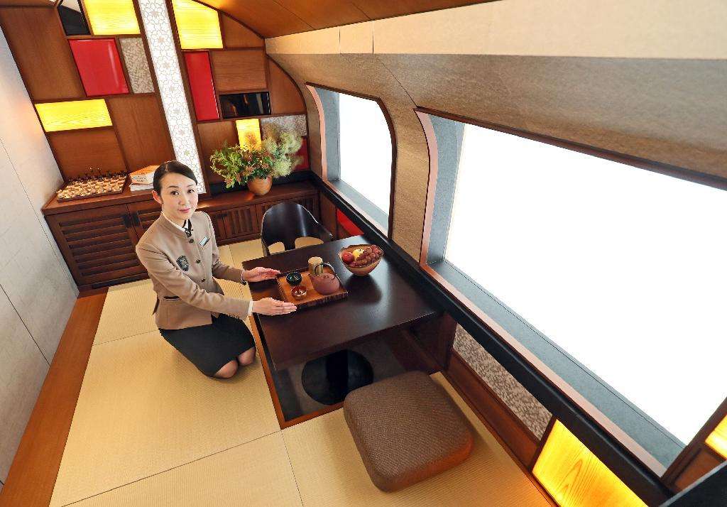<豪華寝台列車>淡いゴールドで夢の旅…「四季島」お披露目