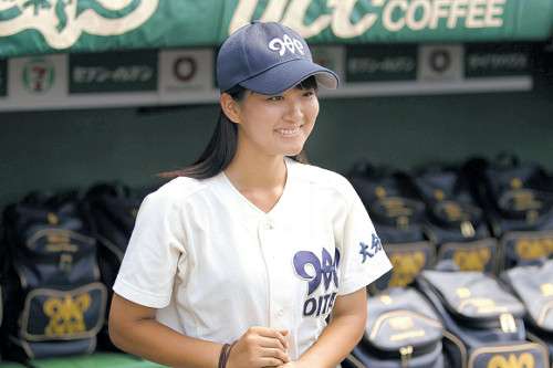 甲子園グラウンドに女子マネ！規定違反注意され１５分後ベンチへ　大分・松尾監督「残念」 : スポーツ報知
