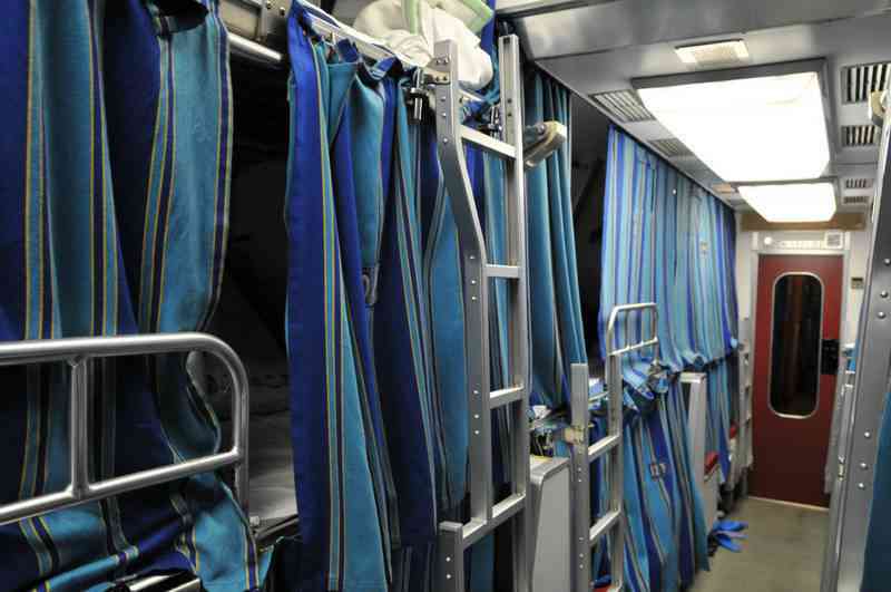 <豪華寝台列車>淡いゴールドで夢の旅…「四季島」お披露目