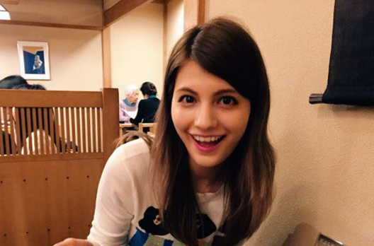 「大人ならちゃんと使うべき…」マギーの箸の使い方が物議を醸してる - Spotlight (スポットライト)