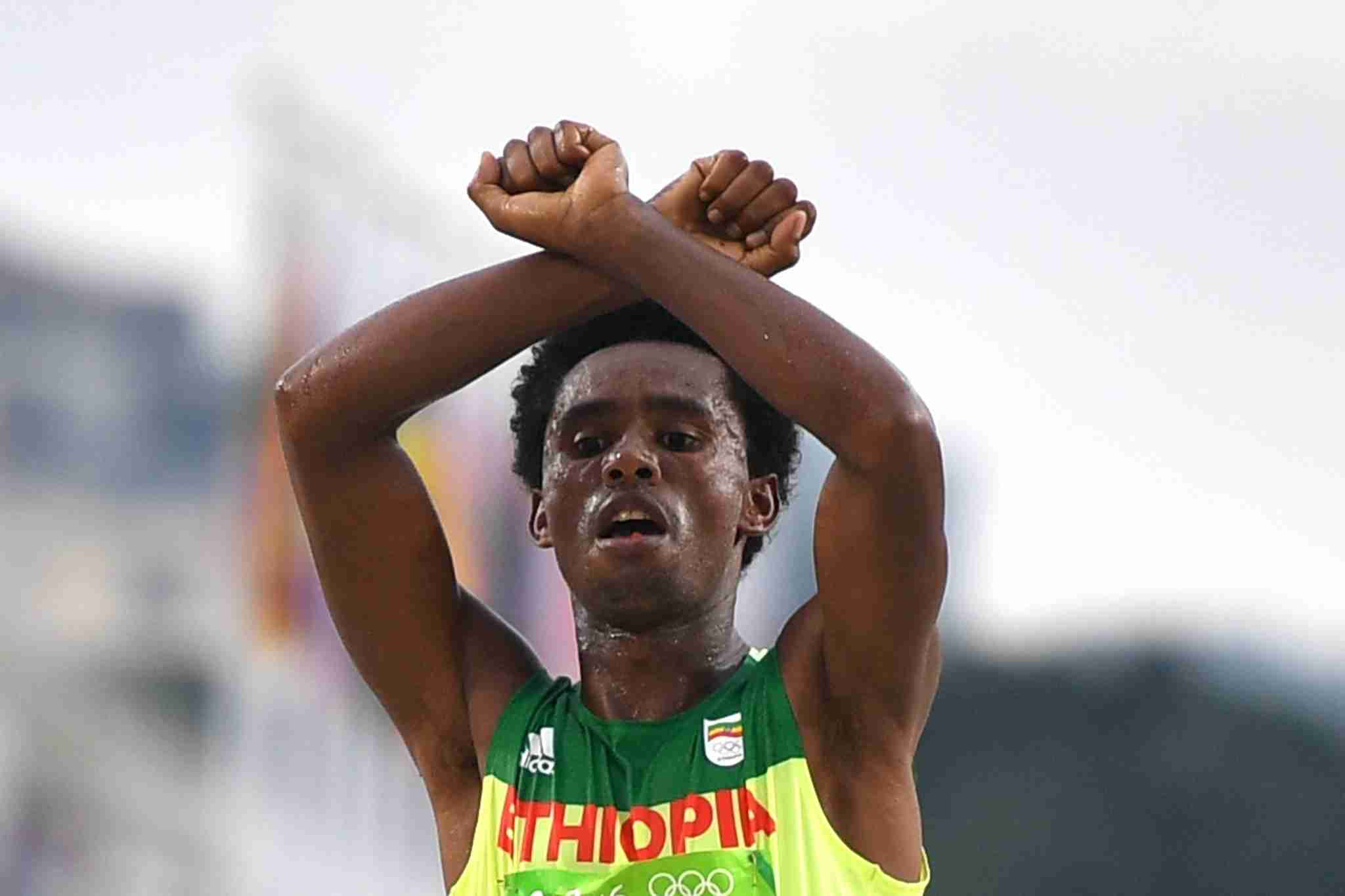 男子マラソン銀のエチオピア選手、命を懸けた抗議のポーズでゴールイン リオ五輪 （ＡＦＰ＝時事） - Yahoo!ニュース