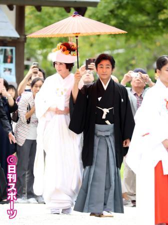 藤原紀香友禅の白無垢　片岡愛之助と相合い傘挙式 （日刊スポーツ） - Yahoo!ニュース