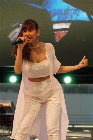 西内まりや、SEXY衣装で美くびれ披露　華麗なパフォーマンスで魅了