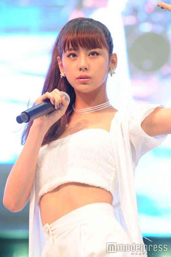 西内まりや、SEXY衣装で美くびれ披露　華麗なパフォーマンスで魅了 - モデルプレス