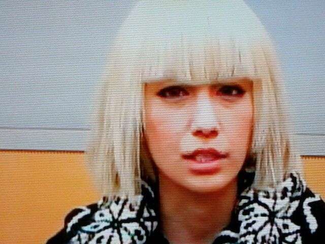 中島美嘉がアップした打ち上げ写真がちょっと怖い…この金髪美女って中島さん!?