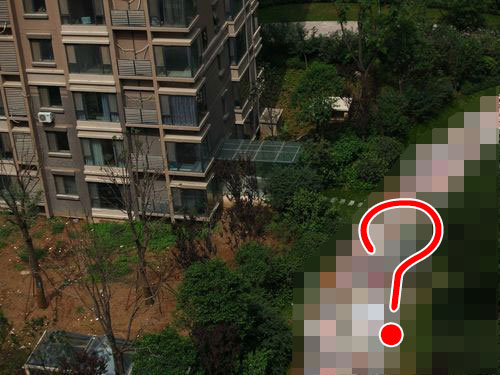 「中国の高層マンション前の道路が、ありえないことになってる…」目を疑う写真:らばQ