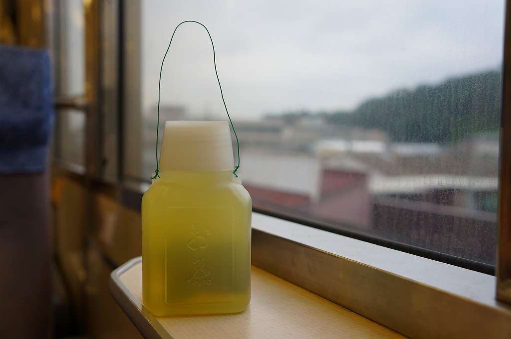 電車内で飲食していいもの、ボーダーラインはどこ？ 3位ペットボトル飲料のみ