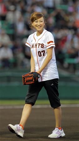 浅田舞、いつからカープ女子に?優勝祝福ツイートに中日ファン「裏切られた」