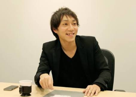 千秋　聖地セドナで再婚相手と挙式　羽根の冠姿で