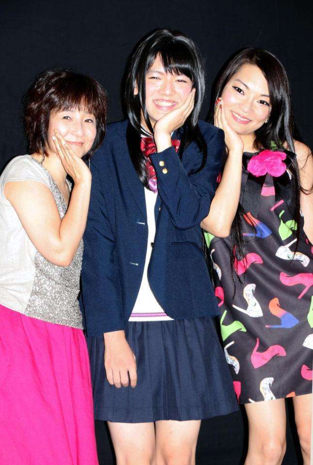 濱田龍臣、女子高生姿で舞台あいさつ　「むだ毛処理クリーム使ってます」