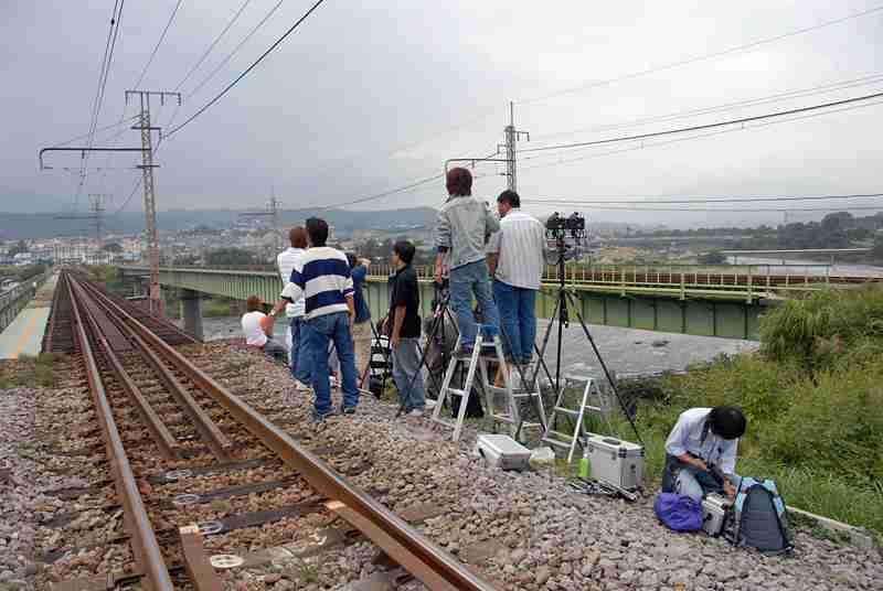 マナー無視する「撮り鉄」を怒鳴った駅員 ネットでは賛否