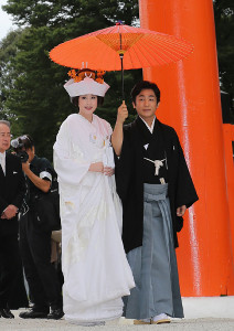 藤原紀香友禅の白無垢 片岡愛之助と相合い傘挙式