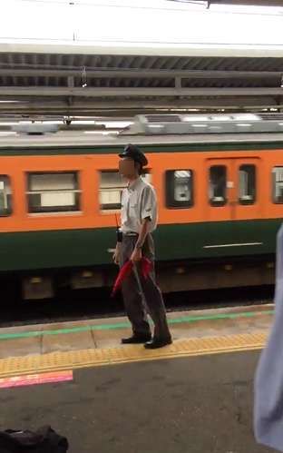 マナー無視する「撮り鉄」を怒鳴った駅員 ネットでは賛否