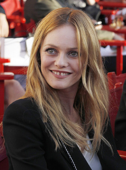 「まるで宇宙人のよう」ジョニー・デップの娘、リリー・ローズ  細すぎる体と頭のバランスが奇妙!?