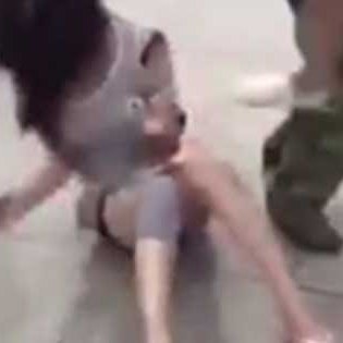 中国・夫の浮気相手に妻が報復！　路上で服を引き裂き