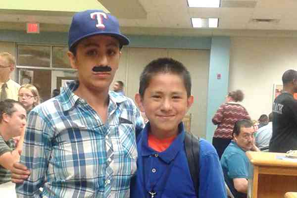 父親参観日に男装をして学校に乗り込んだシングルマザーに全米から称賛の声！
