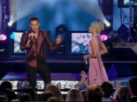 Christina Aguilera Ricky Martin Nobody Wants To Be Lonely WMA 2001 - YouTube