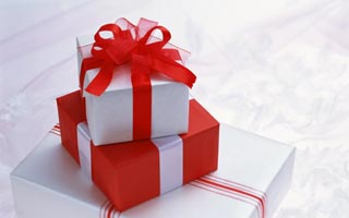 ゲーム会社の女性事務が貰って困ったプレゼント「オタクが私にくれたもの」を列挙→贈った本人が登場し激怒