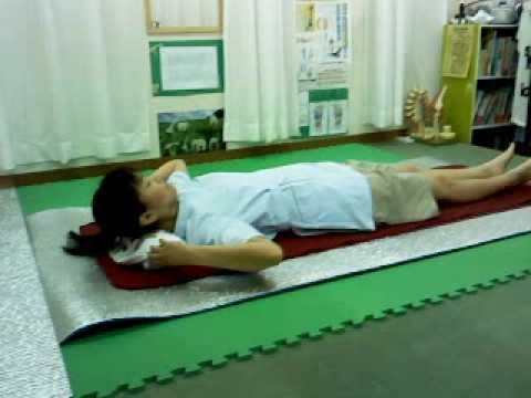 ストレートネック治し方。バスタオル首枕ストレッチ法 【うんうん体操】 - YouTube