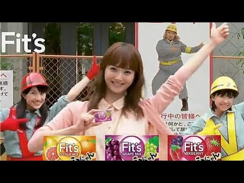 ロッテ Fit's CM 佐々木希 フィッツ ももクロ 「道路工事」篇 - YouTube