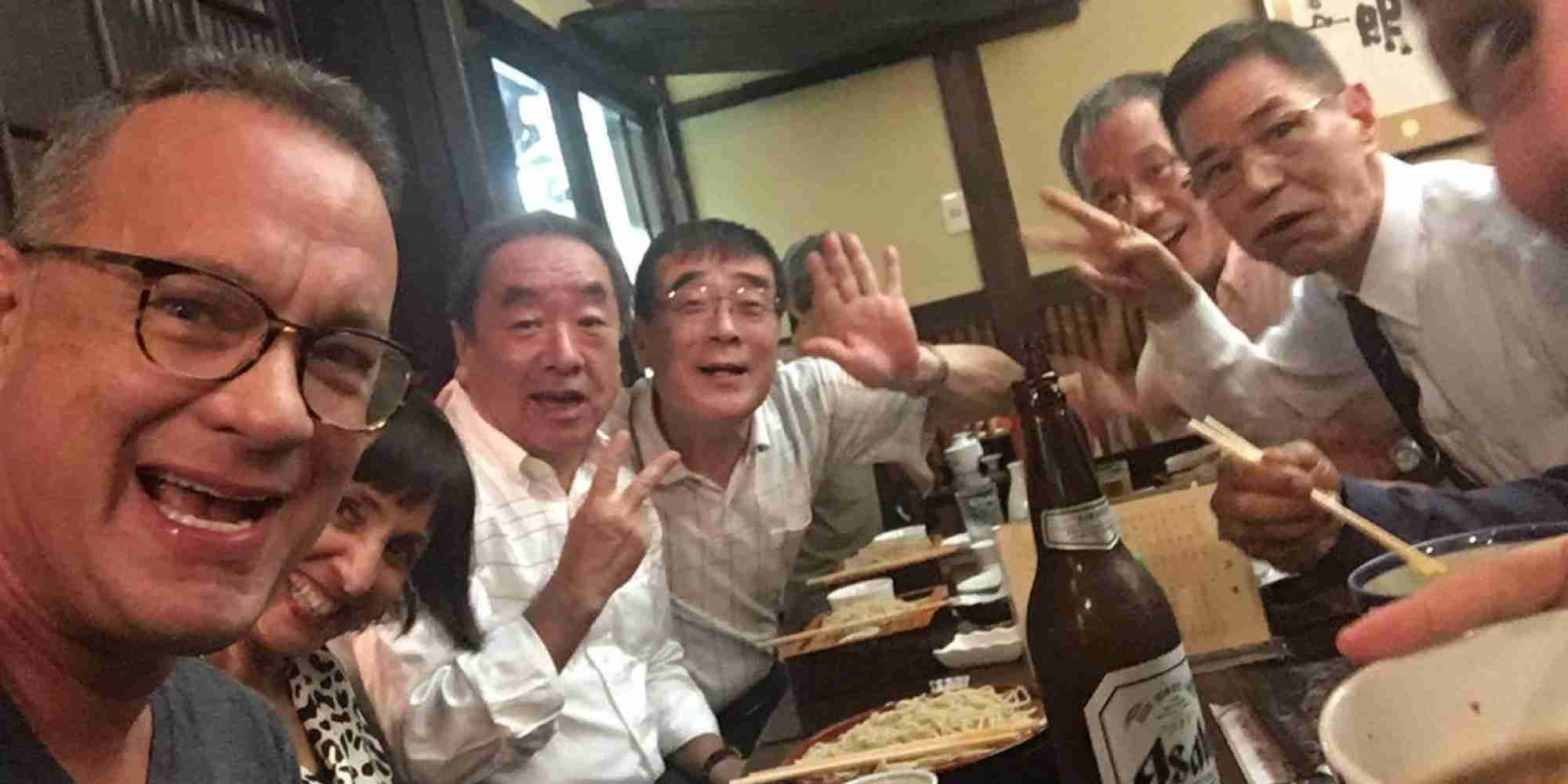 トム・ハンクスが東京都内のそば屋に降臨 「馴染みすぎ」と大反響