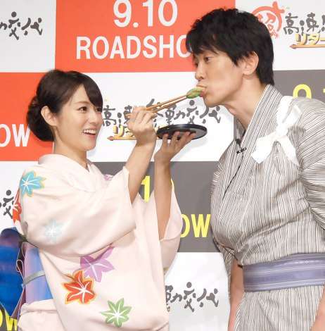 佐々木蔵之介、着物姿の深田恭子にメロメロ「ますます輝きが」 おもち“あ~ん”に大喜び