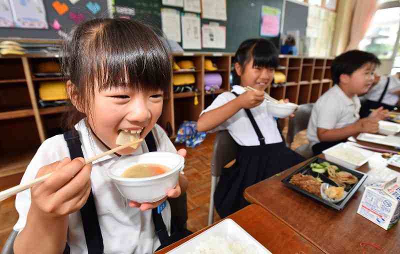 熊本地震：温かい学校給食再開　益城町で２カ月ぶり - 毎日新聞