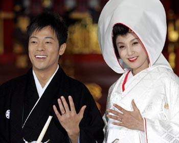 藤原紀香友禅の白無垢 片岡愛之助と相合い傘挙式
